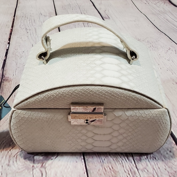 Max Studio Handbags - Max Studio travel jewelry case